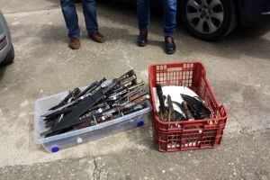 Dues caixes plenes d'armes blanques que han estat confiscades per la policia a la casa de tres dels detinguts a El Poal, en el marc d'una operació antidroga, el 6 d'abril de 2016.