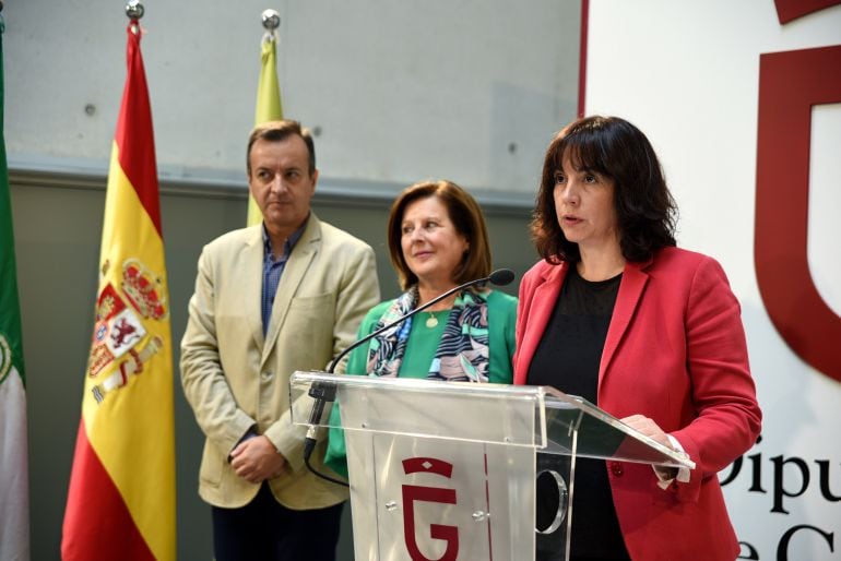 La Diputada de Servicios Sociales, Olvido de la Rosa, presenta la Escuela de Verano de Servicios Sociales de Almuñécar junto a la Consejera y delegado provincial de Salud, Maria José Sánchez e Higinio Almagro