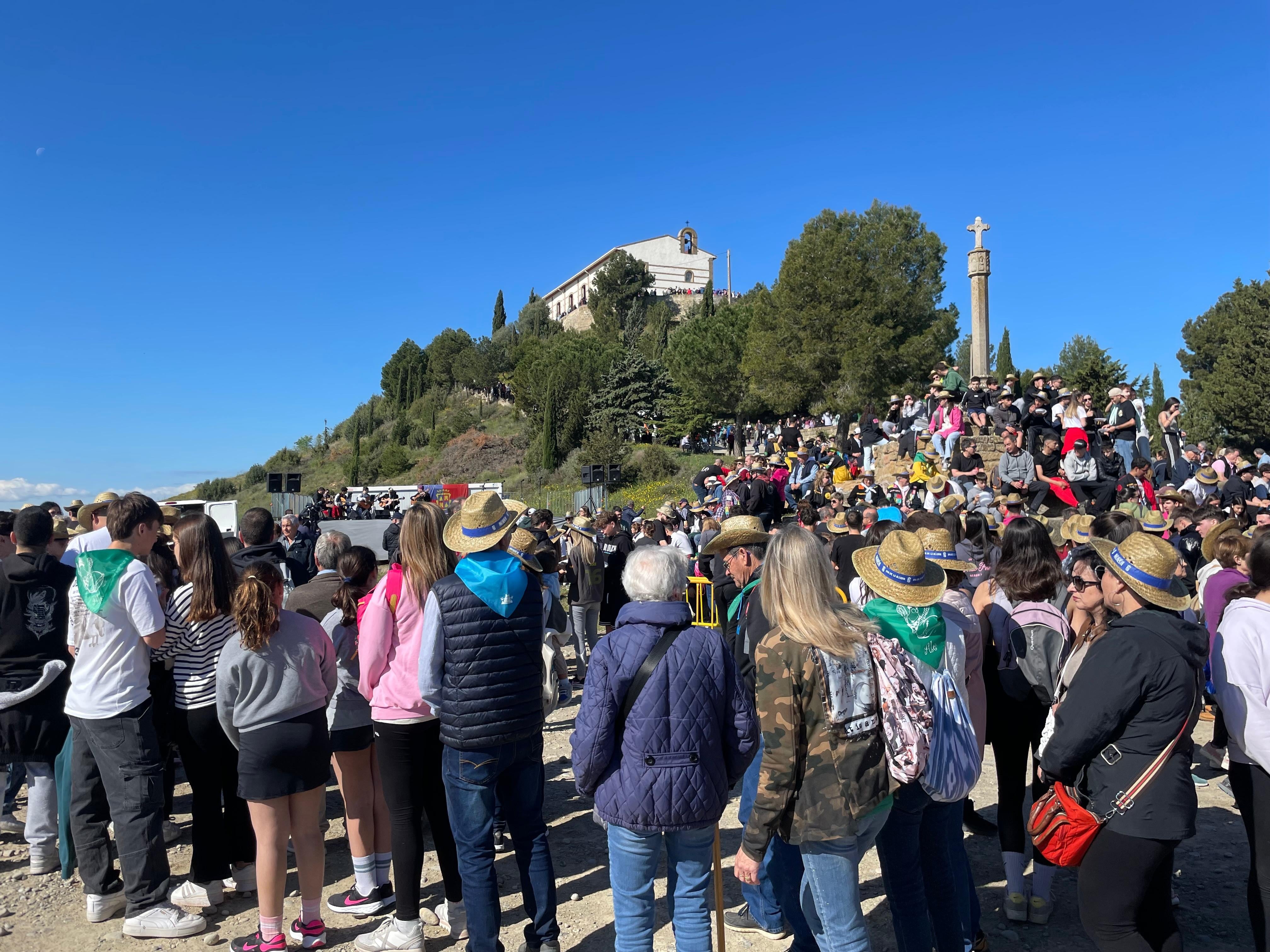 Miles de personas se dan cita en la ermita de la Alegría en Monzón