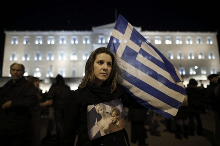 ATH03. ATENAS (GRECIA), 20/02/2015.- Varias personas se manifiestan para apoyar al Gobierno griego durante las negociaciones con los socios de la eurozona, frente al Parlamento, en Atenas, Grecia, el 20 de febrero del 2015. El ministro griego de Asuntos E