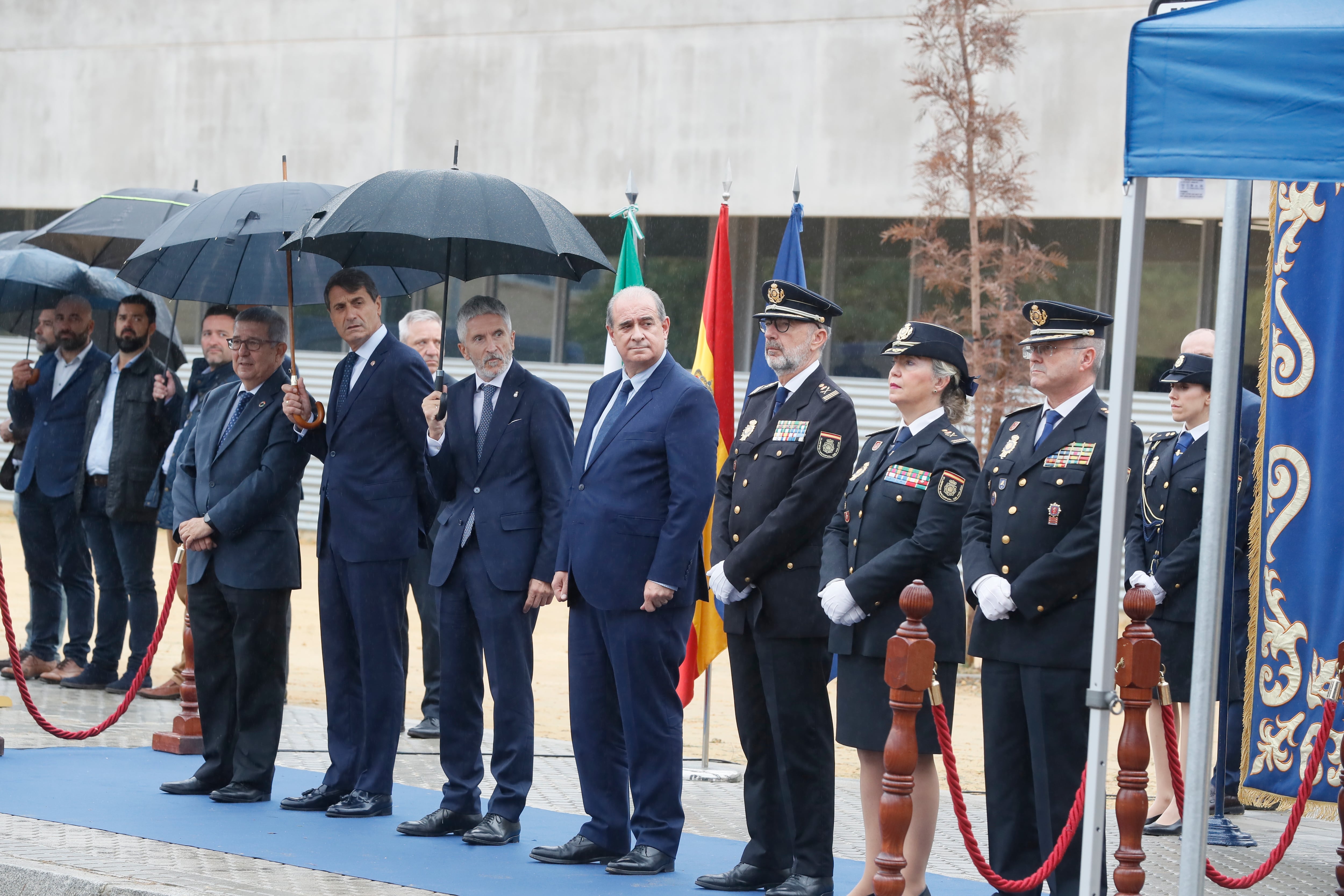 SEVILLA, 21/10/2022.-.El ministro del Interior, Fernando Grande-Marlaska (5d), acompañado del director general de la Policía, Francisco Pardo (4d), durante el acto de inauguración de la nueva comisaría de la Policía Nacional del Distrito Sur, este viernes en Sevilla. EFE/José Manuel Vidal