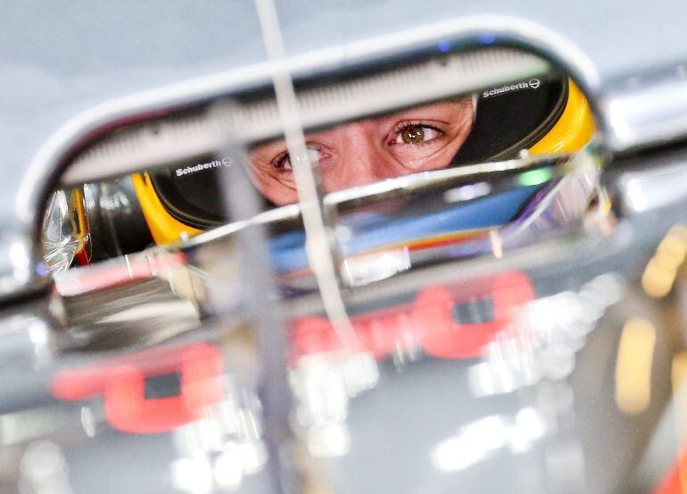 Fernando Alonso, de McLaren Honda, durante la primera sesión de entrenamientos en el circuito de Yas Marina en Abu Dabi