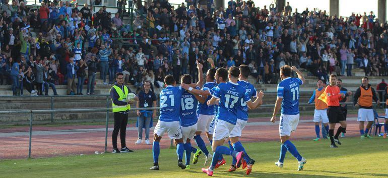 Jugadores del Xerez DFC celebrando la victoria ante sus aficionados