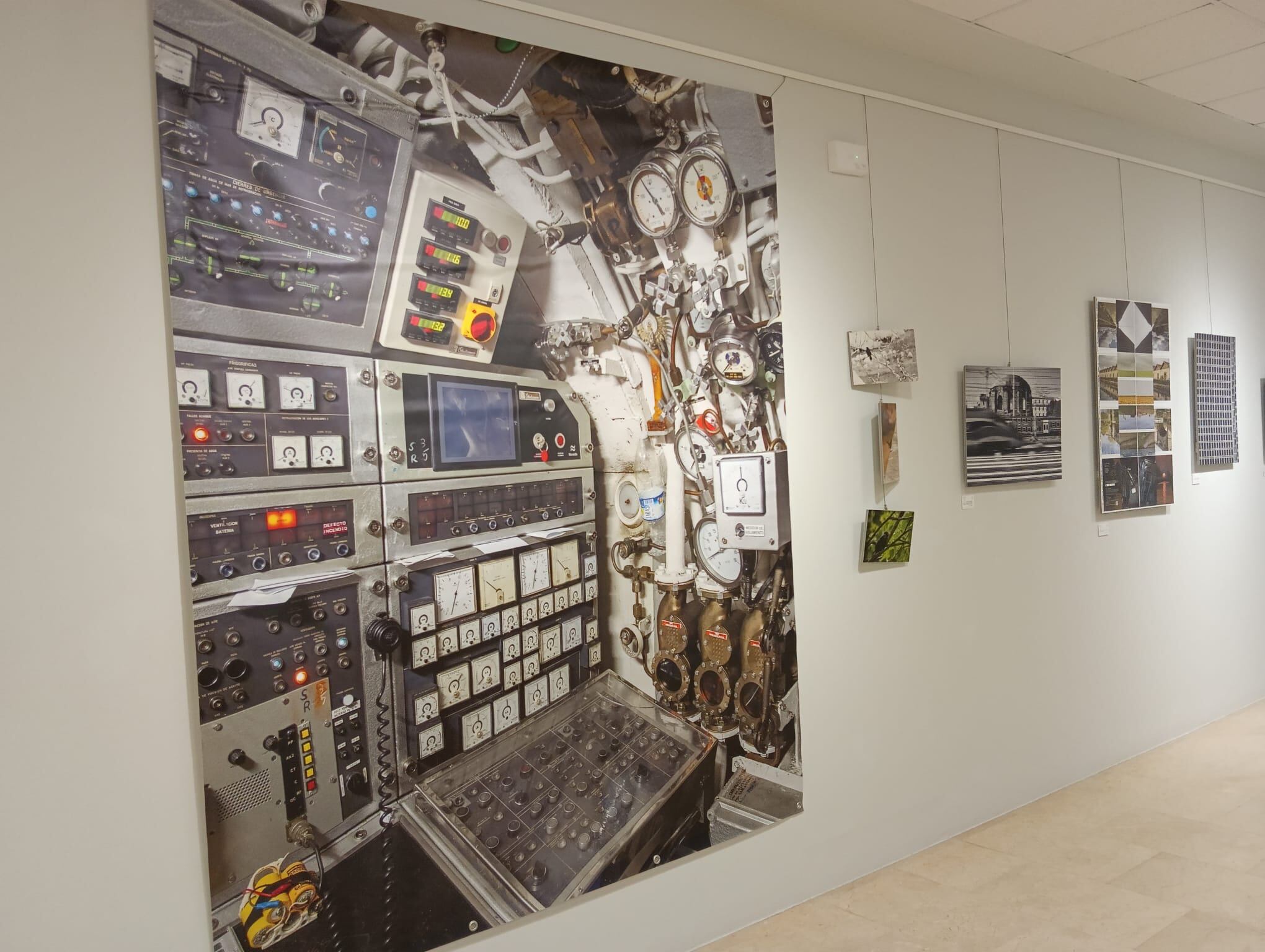 La sala de mandos del Galerna es la imagen que más destaca visualmente en la muestra