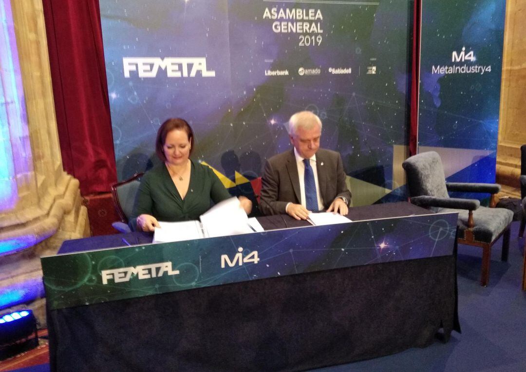 El presidente de Femetal, Guillermo Ulacia, y la secretaria general, María Pérez, antes de comenzar la clausura de la Asamblea General de la entidad en el Hotel de la Reconquista de Oviedo.