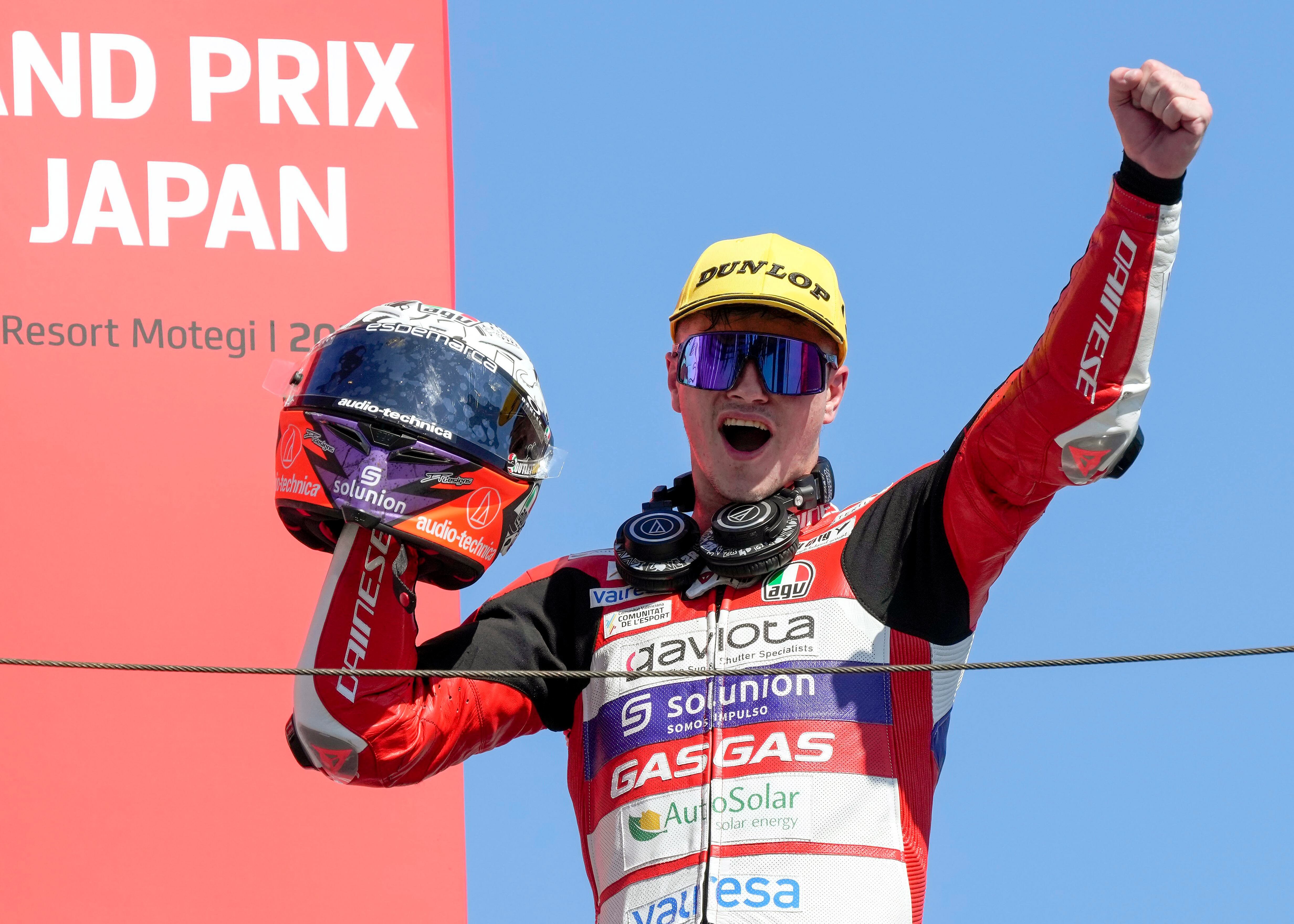 Motegi (Japan), 25/09/2022.- Spanish Moto3 rider Izan Guevara of the Autosolar GasGas Aspar Team celebrates on the podium after wining the Japan Motorcycling Grand Prix Moto3 race in Motegi, Tochigi Prefecture, north of Tokyo, Japan, 25 September 2022. (Motociclismo, Ciclismo, Japón, Tokio) EFE/EPA/KIMIMASA MAYAMA
