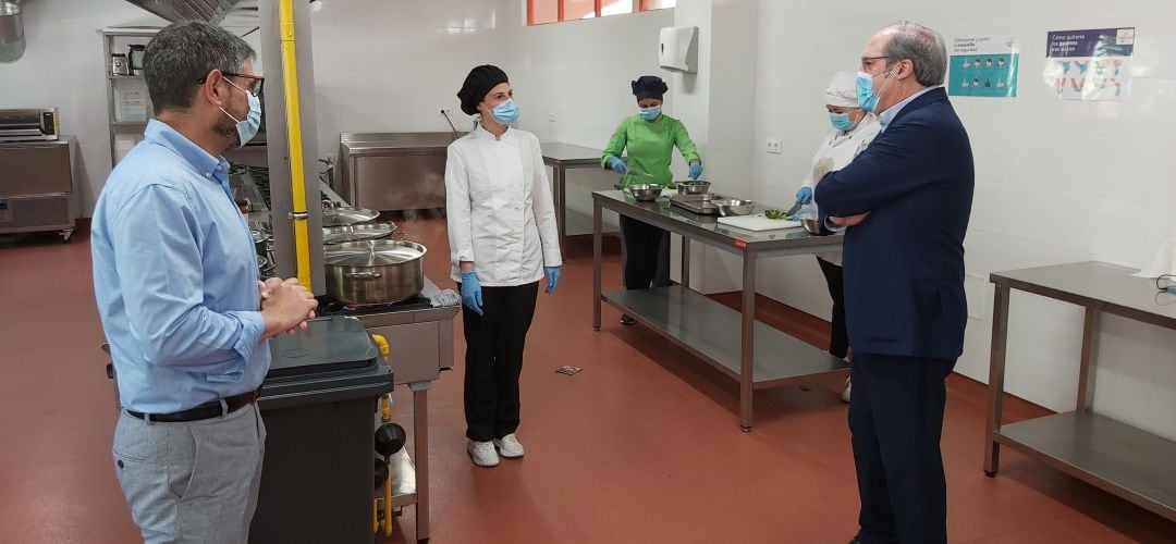 Rafael Sánchez Acera y Ángel Gabilondo junto con la maestra de cocina