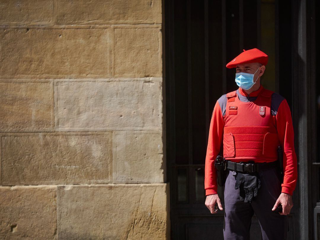 Un Policía Foral con mascarilla