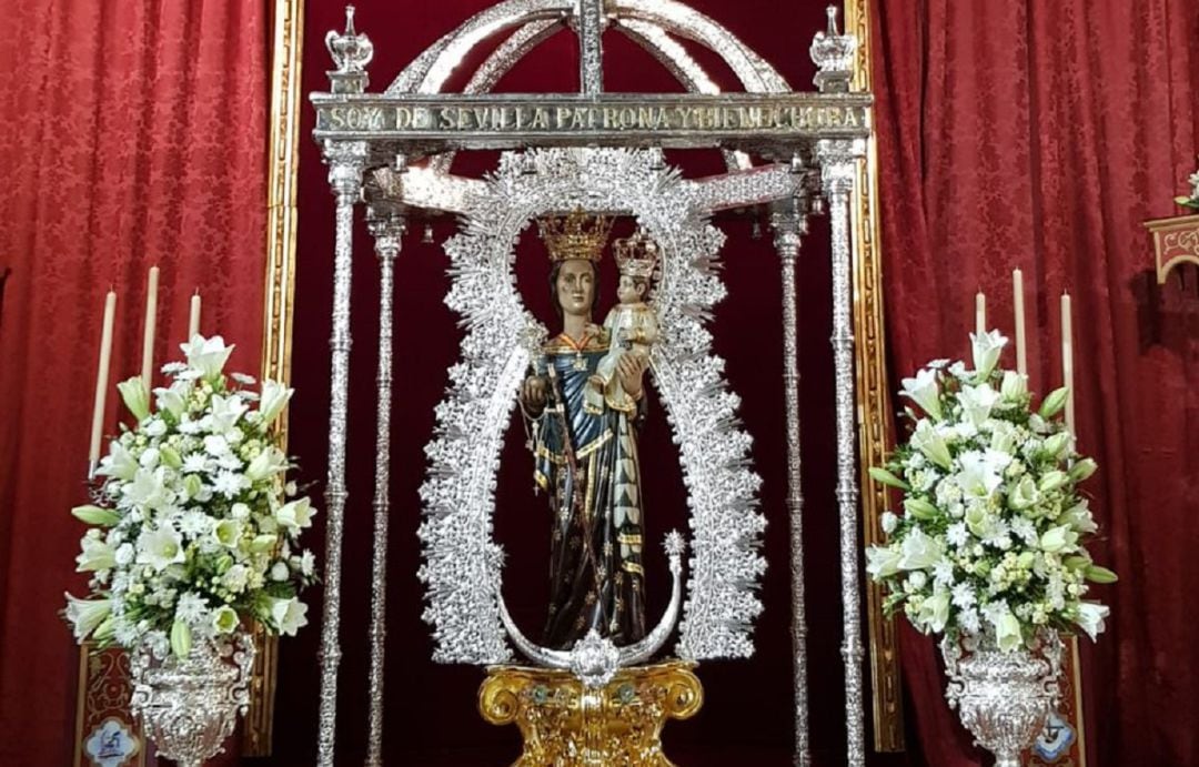 La imagen de la Hiniesta Gloriosa es la que preside el altar mayor de la Parroquia de San Julián