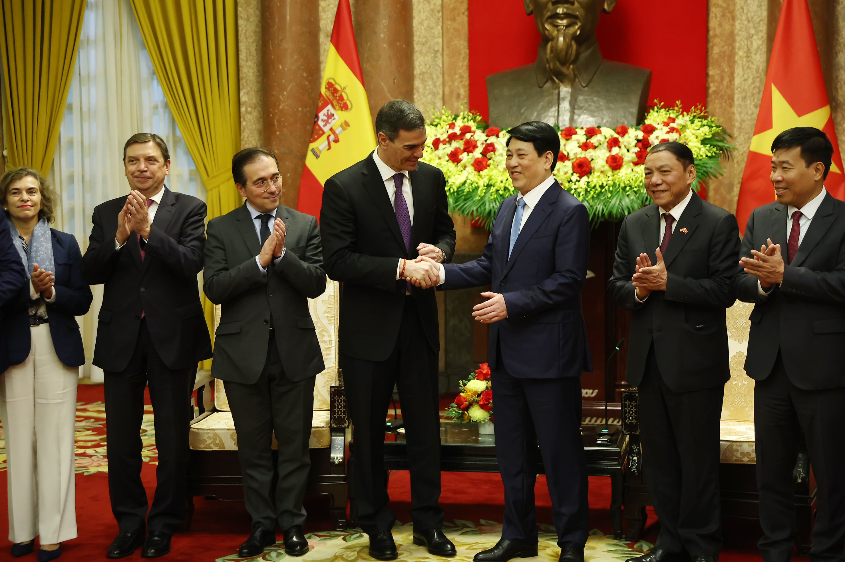 El presidente del Gobierno español, Pedro Sánchez, acompañado por los ministros de Agricultura, Luis Planas, y de Asuntos Exteriores, José Manuel Albares, estrecha la mano al presidente de la República Socialista de Vietnam, Luong Cuong, en Hanoi, Vietnam, este miércoles