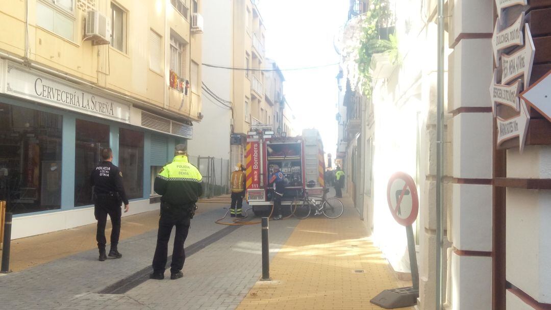 Bomberos trabajando en los incendios urbanos de Dénia, del 17 de diciembre.