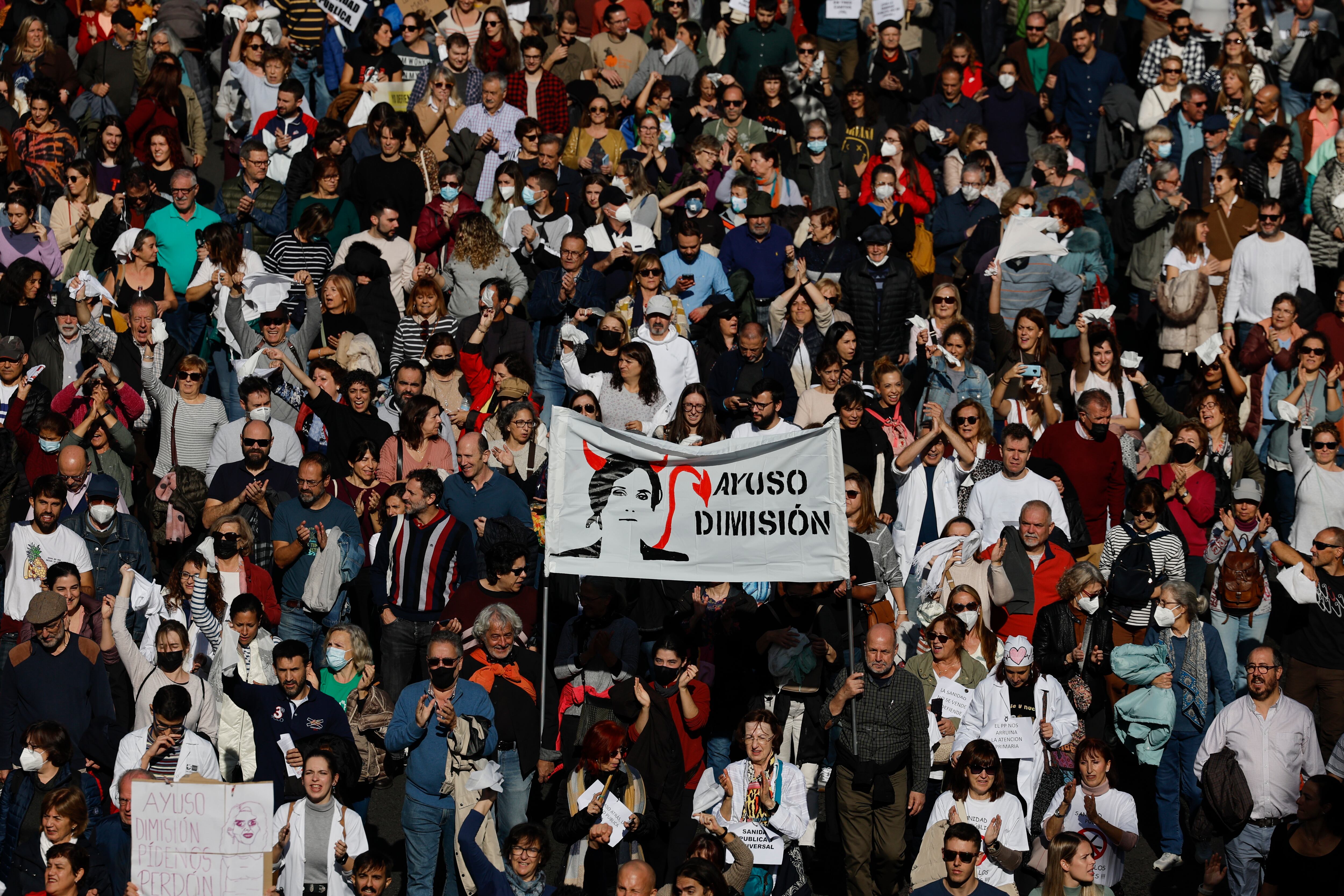 Manifestación ciudadana que recorre este domingo el centro de Madrid bajo el lema &quot;Madrid se levanta por la sanidad pública&quot;, convocada por asociaciones vecinales y municipios.