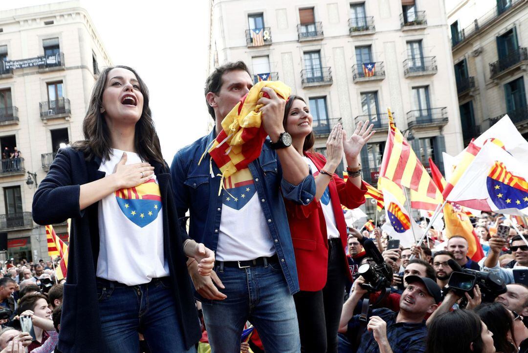 El presidente de Ciudadanos, Albert Rivera, junto a la portavoz parlamentaria del partido, Inés Arrimadas (i), y la portavoz en el Parlament de Cataluña, Lorena Roldán (d), durante el acto que bajo el lema ‘’¡Basta Ya! Justicia y Convivencia’’ están celebrado este domingo en la plaza de Sant Jaume de Barcelona.