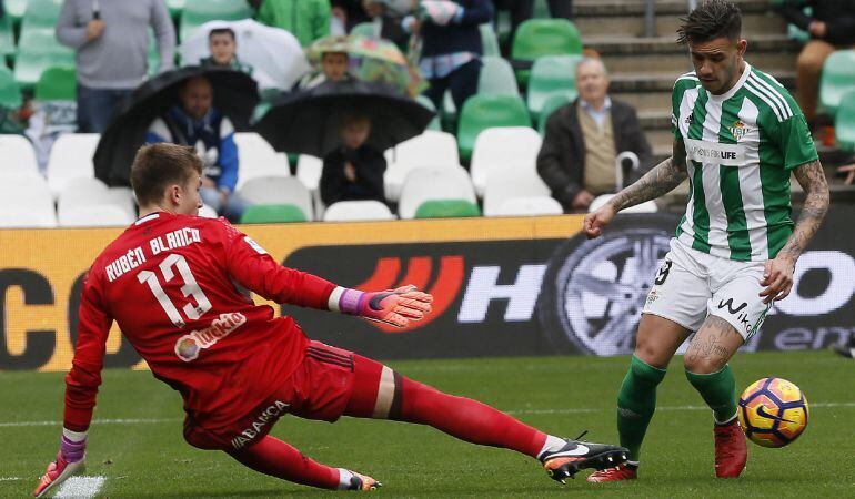 GRA064 SEVILLA.-Antonio Sanabria,iz,del Real Betis bate al portero del Celta de Vigo, Rubén Blanco,iz.,durante el partido de la decimocuarta jornada de LaLiga Santander que el Real Betis y el Celta de Vigo disputan el estadio Benito Villamarín. EFE Jose M