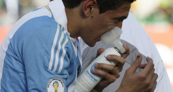 La selección argentina cosechó este martes un empate a uno ante Bolivia en un partido en el que tuvo bastantes complicaciones al verse afectada por el mal de altura, que hizo que algunos de sus jugadores, entre ellos Ángel Di María, tuvieran que ser atend