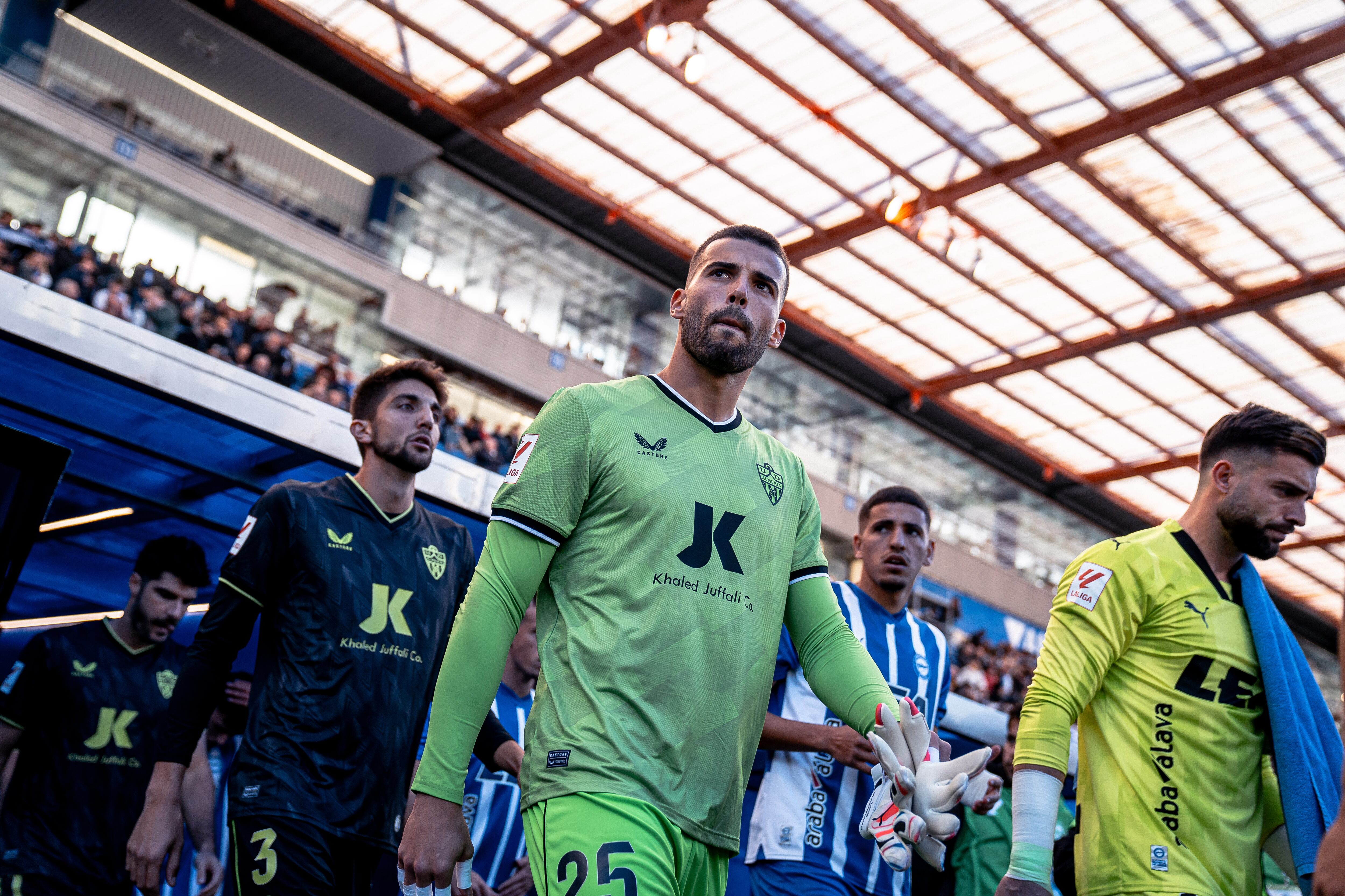 Maximiano en la previa del partido del Almería en Mendizorroza ante el Alavés.