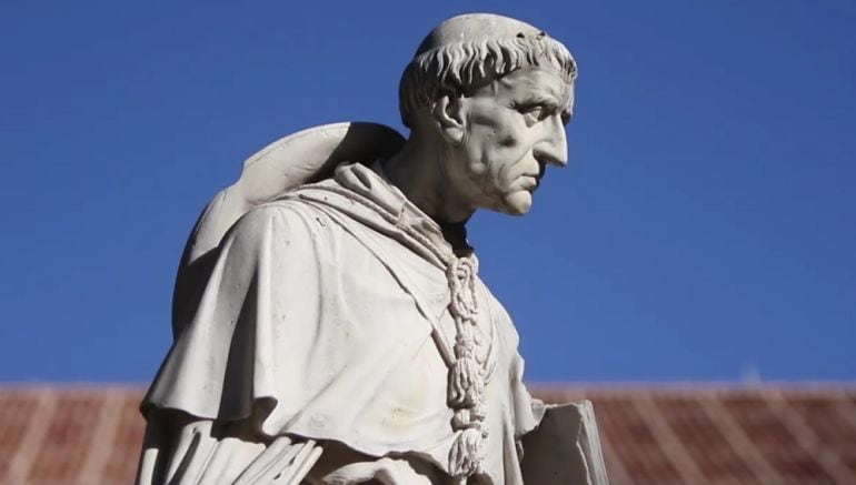 Estatua del Cardenal Cisneros, uno de los personajes eclesiásticos más representativos del Siglo XVI.