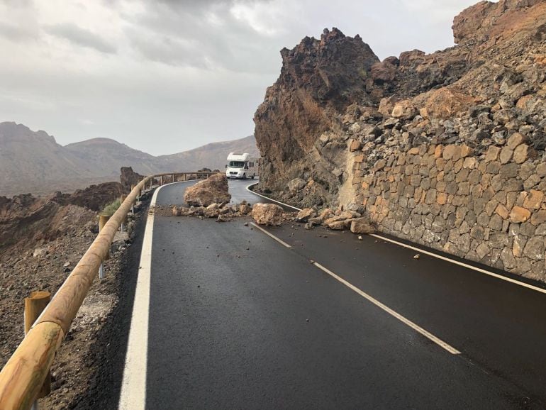 Cortada la TF21 en el Parque Nacional del Teide por desprendimientos