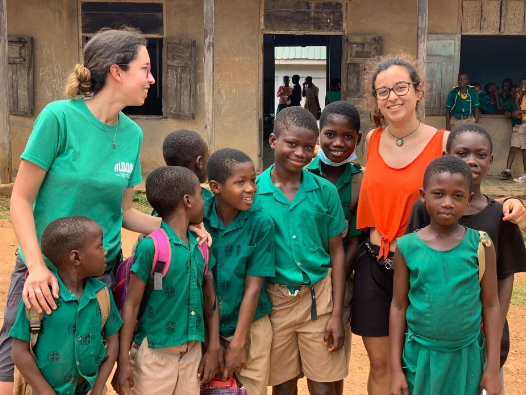 María y Leyre posan con los niños de Have, en Ghana