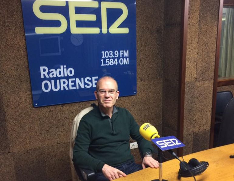 Vázquez Barquero en los estudios de Radio Ourense