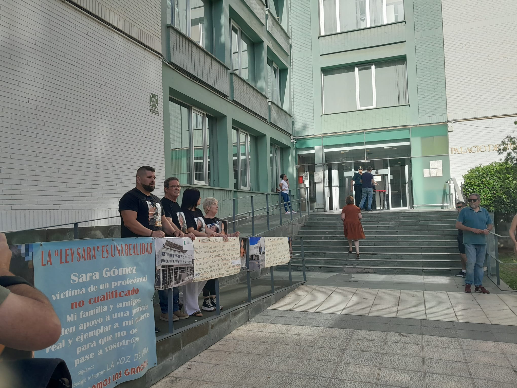 Familiares de Sara Gómez protestan ante las puertas del Juzgado de Instrucción Nº3 de Cartagena.