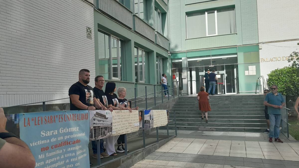 Para la familia de Sara Gómez sentar a los ocho médicos del Santa Lucía y al cirujano y anestesista en el mismo banquillo de los acusados "es un insulto"