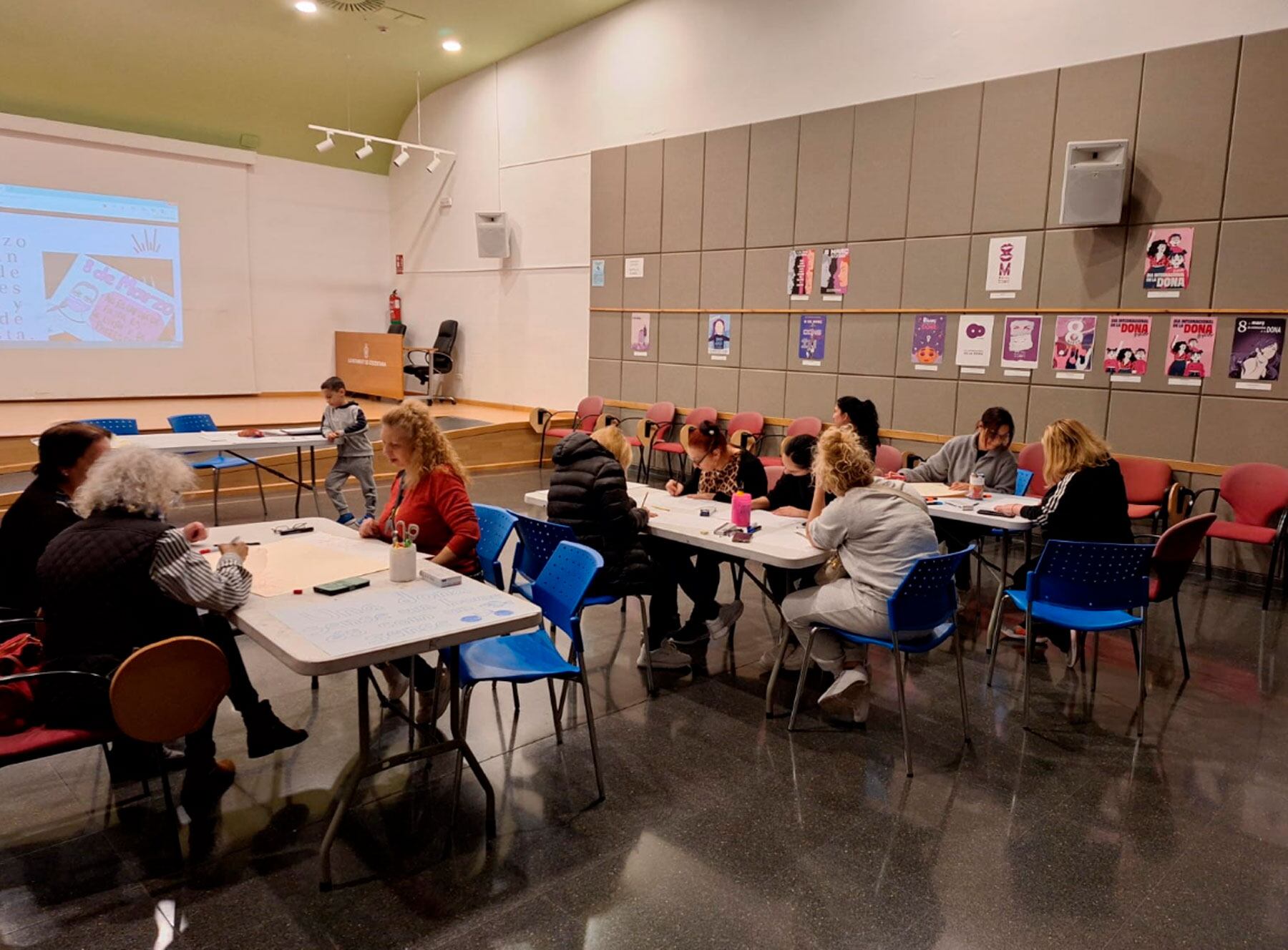 Un instant de l&#039;elaboració del taller de pancartes