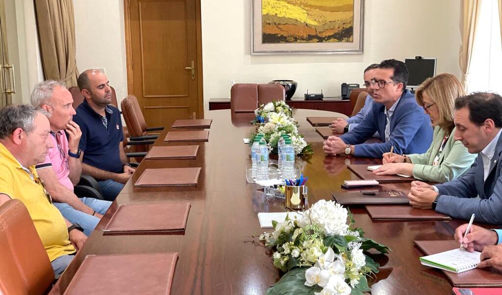 Reunión para solicitar que Elda acoge exámenes de conducir