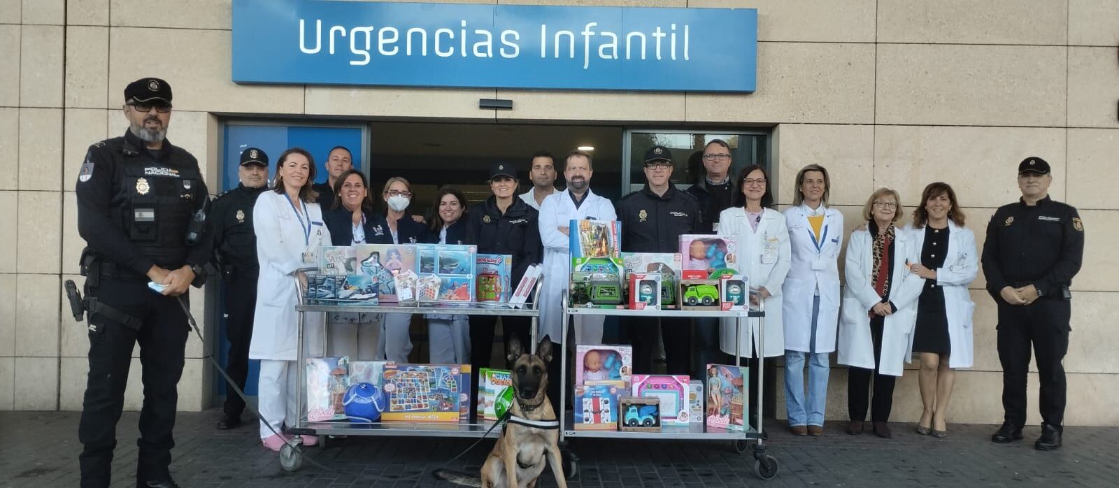 Entrega de juguetes de la Policía Nacional al hospital Virgen de la Arrixaca de Murcia