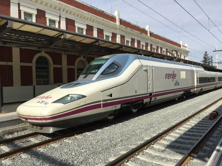 Imagen del AVE en la estación de Palencia