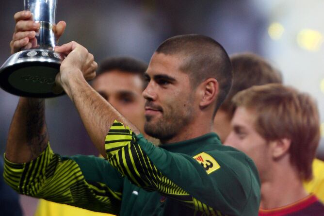 Víctor Valdés celebra un título con el Barça