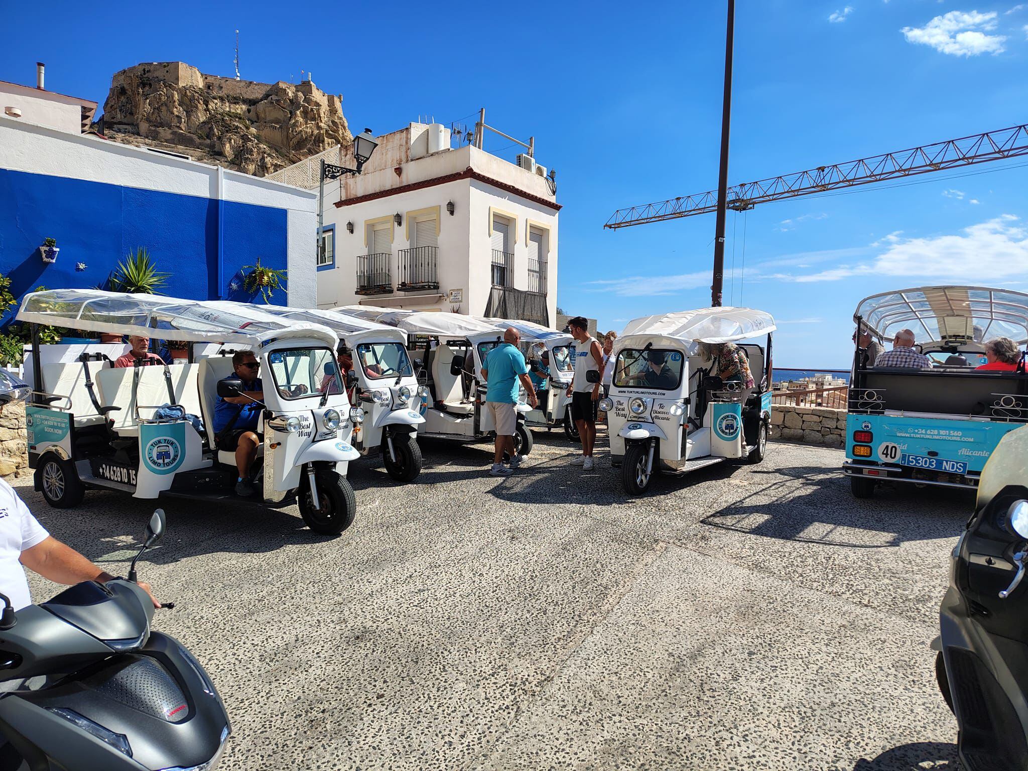 Varios vehículos Tuk Tuk aparcados en una plaza del barrio de Santa Cruz de Alicante, en una imagen de archivo