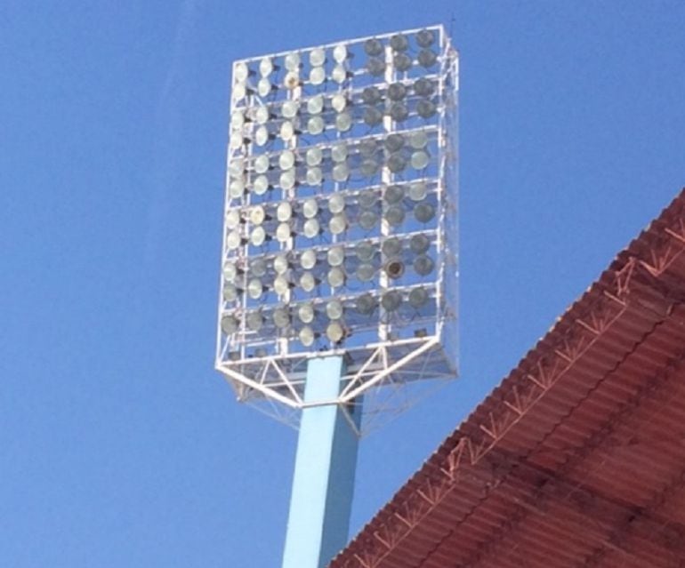 Una torre de iluminación de La Romareda