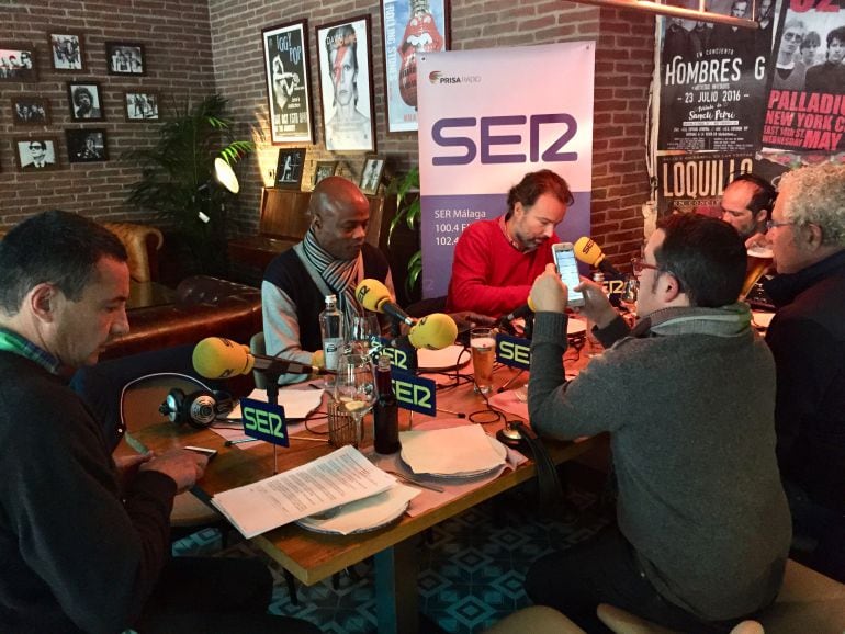 El ex jugador blanquiazul Dely Valdés fue el invitado especial en Sanedrín