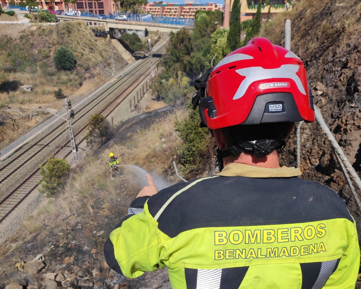 Los bomberos actuando en el suceso