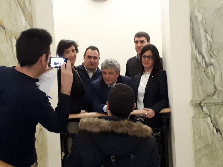 Representantes municipales y de BNI Armagin posan ante los fotógrafoso tras la rueda de prensa