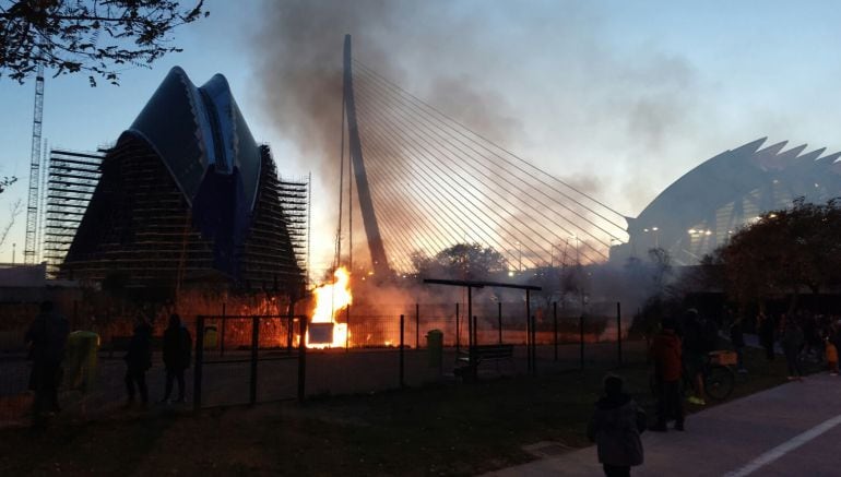 Incendio en el entorno de la Ciudad de las Artes y las Ciencias de Valencia