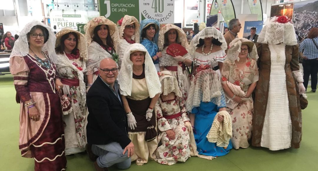 Manuel Fernández con vecinas de Rus disfrazadas durante la Feria de los Pueblos.