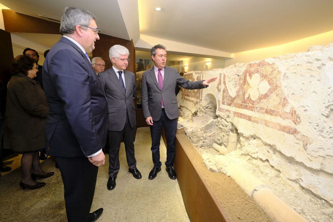 El alcalde Juan Espadas, durante su visita a la casa hermandad de La Hiniesta. En primer término, su hermano mayor, José Antonio Romero