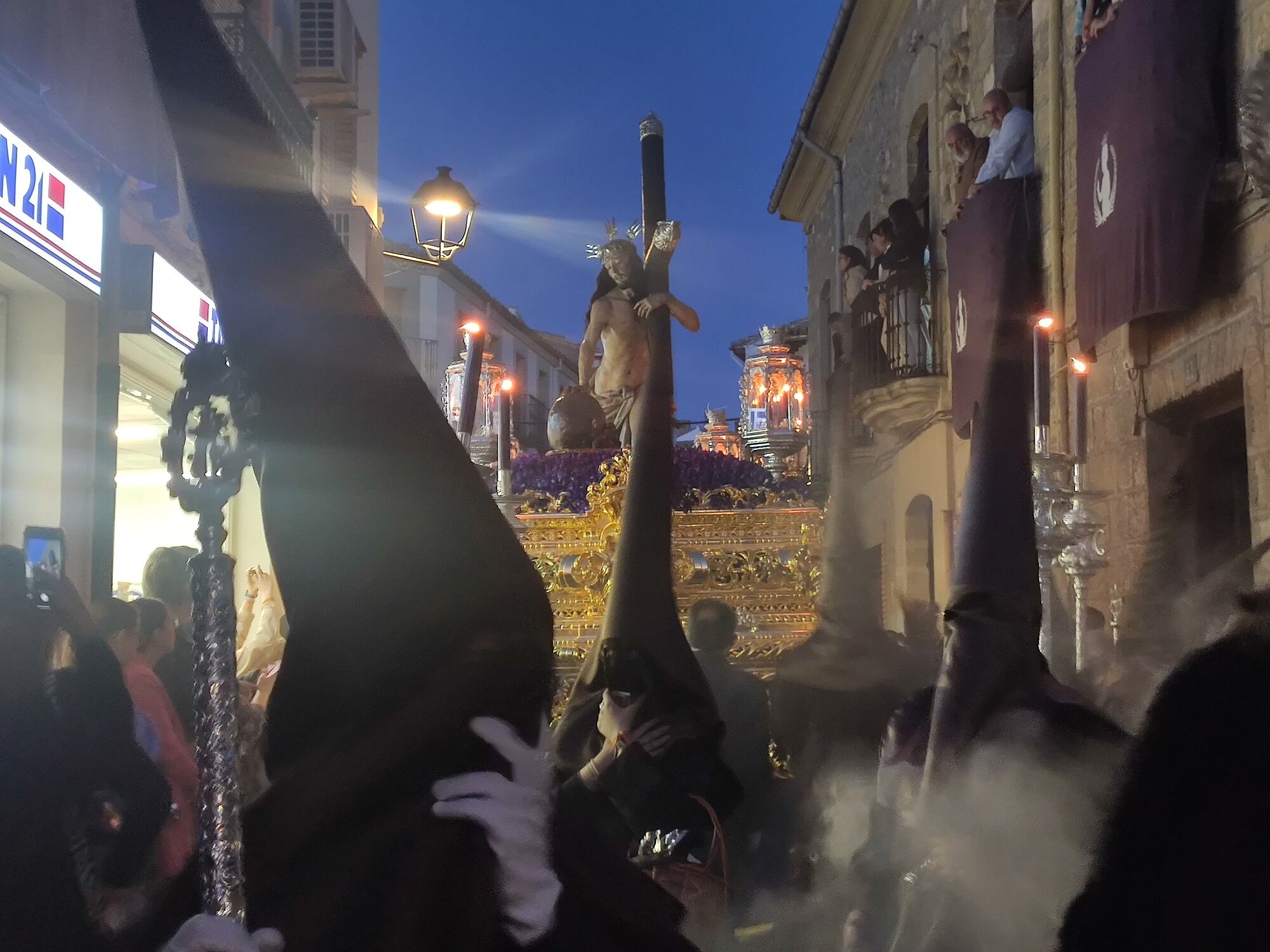 El Cristo de la Caída de Baeza, en plena estación de penitencia en el Miércoles Santo