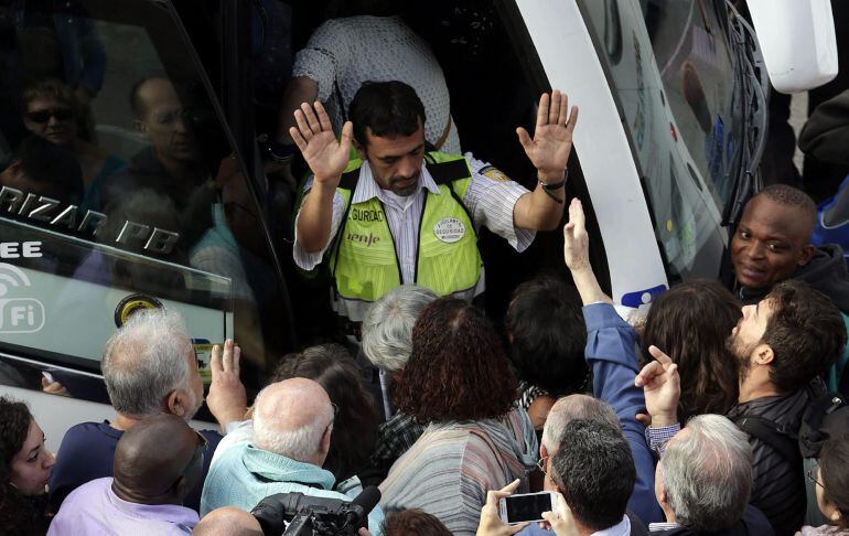 Cientos de pasajeros se agolpaban esta mañana en la estación de Sants de Barcelona, después de que un intento de robo de fibra óptica haya afectado a la circulación de 20 trenes AVE.