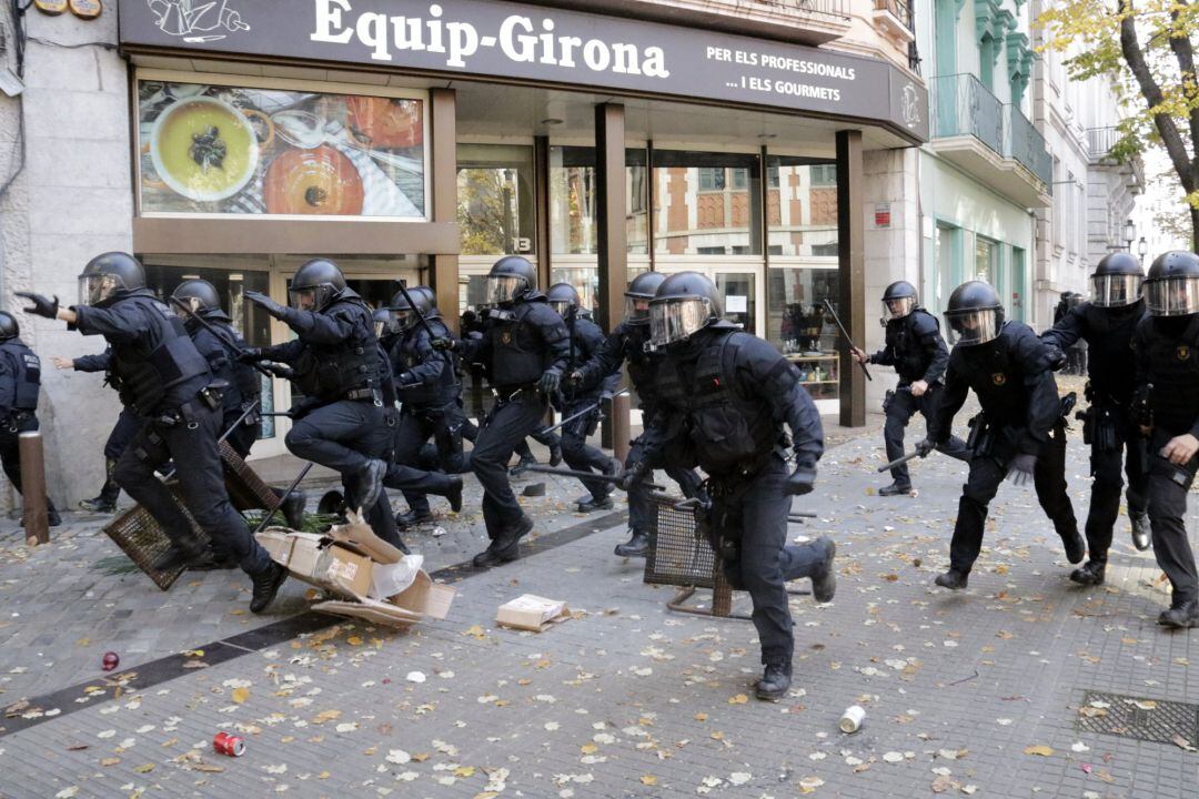 Mossos d&#039;Esquadra en durante las cargas en Girona el pasado día 6