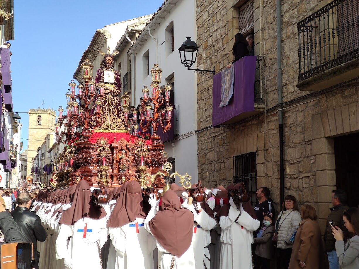 Nuestro Padre Jesús del Rescate, de la Cofradía del mismo nombre de Baeza, durante su tránsito por calle Rojo en un soleado Jueves Santo