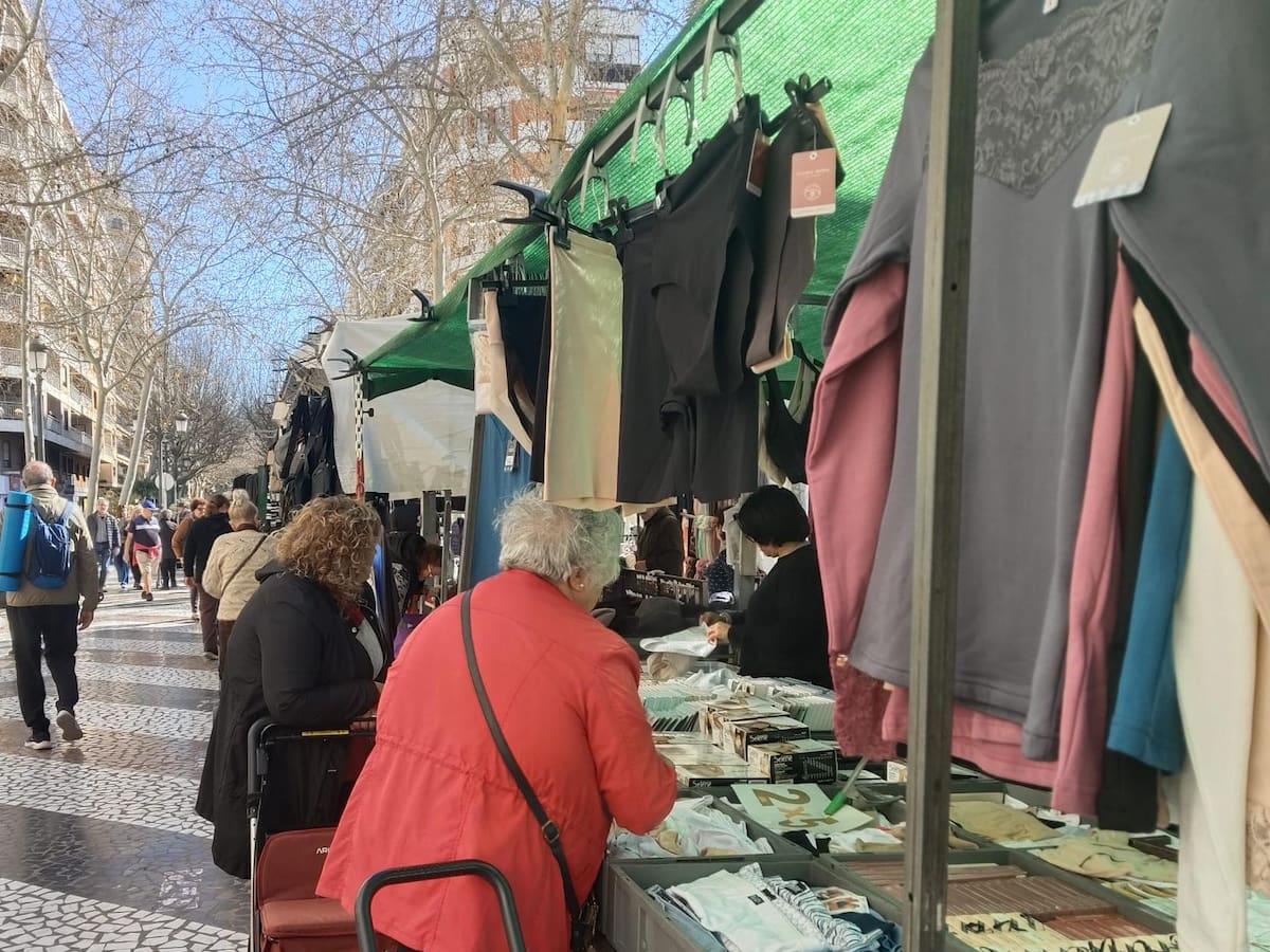 Las alertas meteorológicas por el viento afectan a la venta del mercadillo ambulante