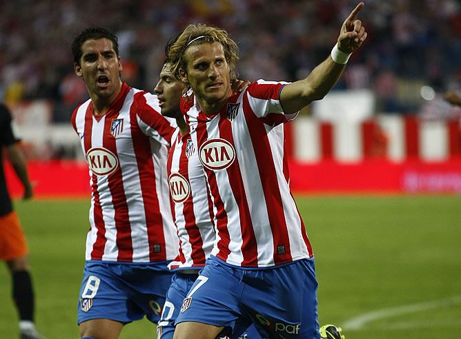 Forlán, que se encuentra a sólo un gol de Eto&#039;o, celebra con sus compañeros el tanto que ha anotado hoy