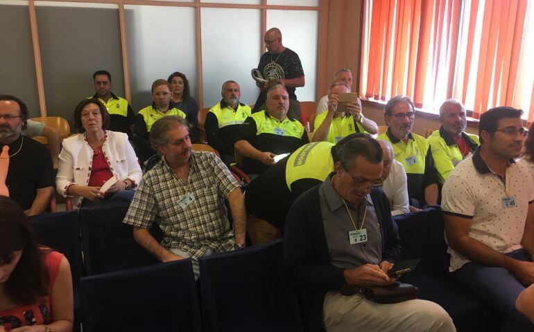 Trabajadores de la empresa Dornier durante el pleno municipal
