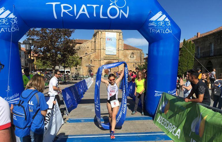 La triatleta cuellarana, Marina Muñoz, al cruzar la meta en el triatlón de Aguilar de Campoo