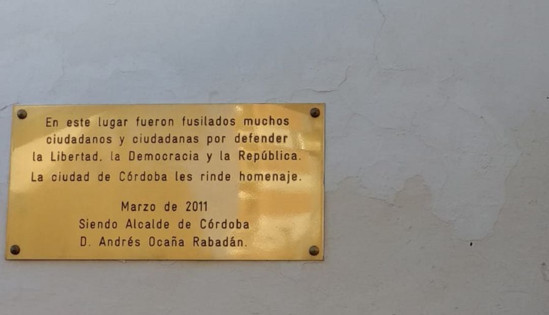 Placa en el Cementerio de la Salud identificando el camposanto como Lugar de Memoria