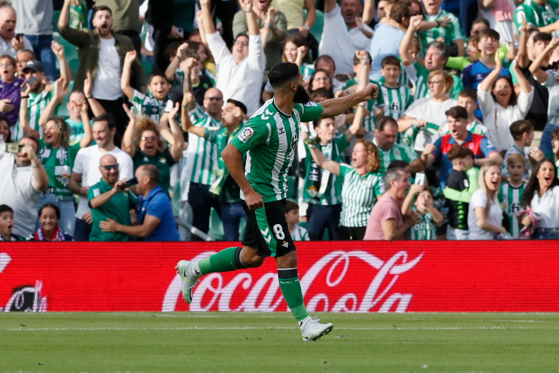 SEVILLA, 23/10/2022.- El delantero francés del Real Betis Nabil Fekir (d) celebra el gol marcado ante el Atlético de Madrid durante un encuentro entre el Real Betis y el Atlético de Madrid correspondiente a la 11ª jornada de LaLiga Santander que se disputa este domingo en el estadio Benito Villamarín en Sevilla. EFE/José Manuel Vidal