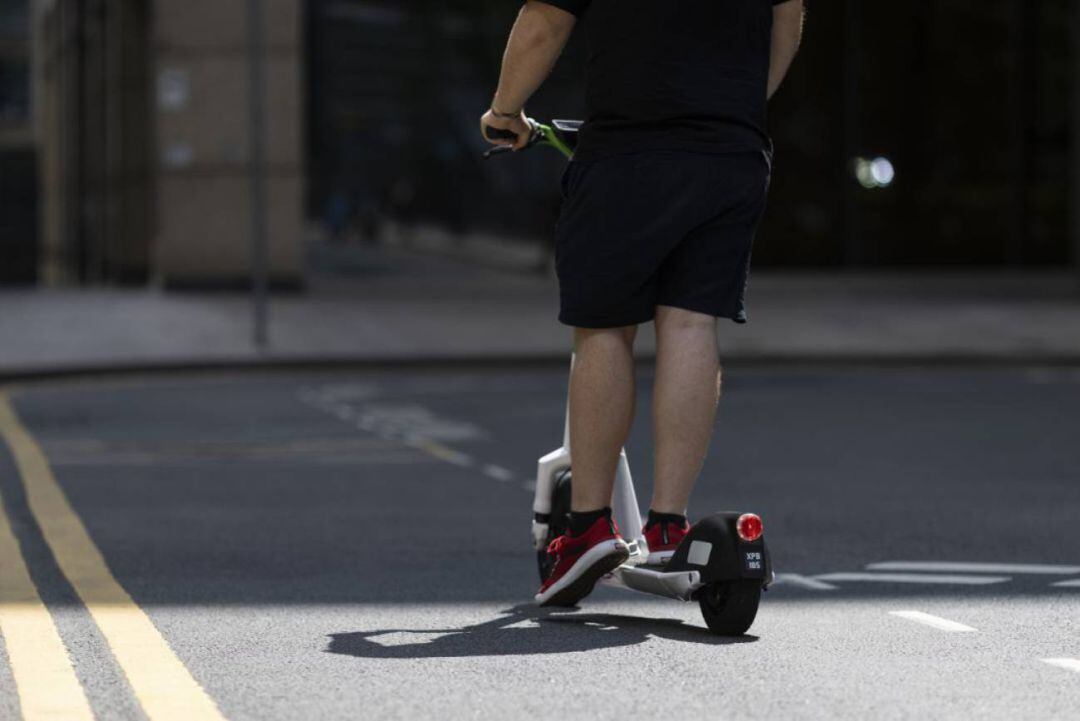 Un joven en un patinete eléctrico